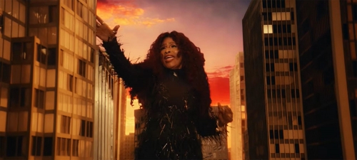 Chaka Khan, Chakzilla, On Aura Tout Vu, haute couture parisienne, Sia, fashion music video, couture futuriste, robe couture noire, Livia Stoianova, Yassen Samouilov, Paris Haute Couture Week, mode et musique, clip futuriste, Zerina Akers, Greg Kurstin, Nicholas W. Callais, couture célébrités, luxe contemporain, pop culture fashion, création couture Paris